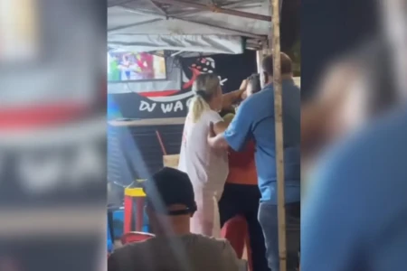 Mulher com roupa do Samu de Iporá agride pessoa no Hugol