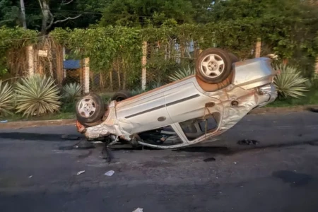 Imagem mostra carro capotado em bairro de Catalão