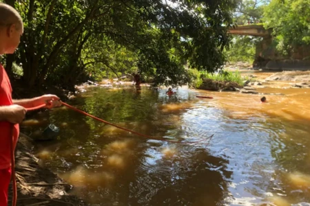 Homem de 27 anos morre afogado no Rio das Almas, em Jaraguá Vítima sentou à beira da margem quando escorregou, caiu na água e submergiu