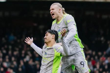 Jogadores do Manchester City comemoram gol no Campeonato Inglês