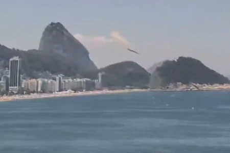 Vídeo: Avião que fazia propaganda cai no mar em Copacabana, no Rio de Janeiro Bombeiros usaram motoaquáticas para chegar ao local do acidente
