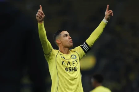 Cristiano Ronaldo comemora gol pelo Al-Nassr