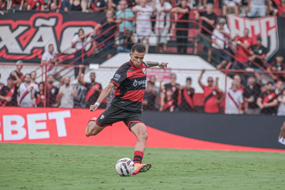Yuri em partida pelo Atlético Goianiense