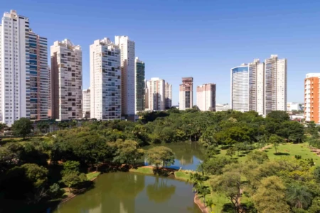Imagem aérea mostra parque arborizado da capital