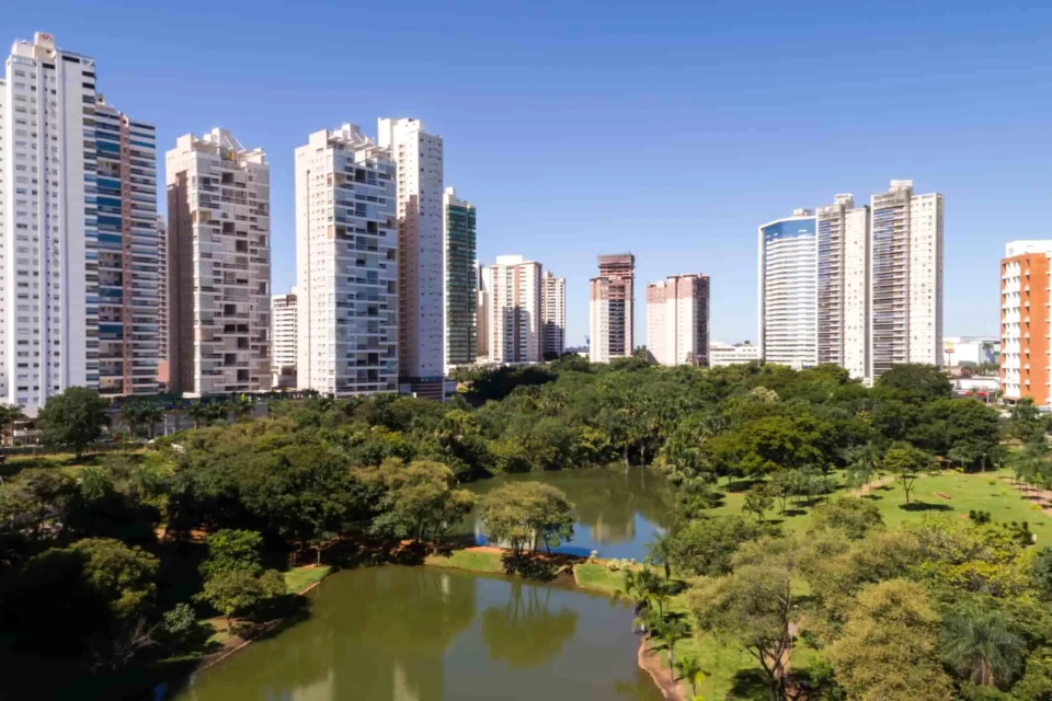 Imagem aérea mostra parque arborizado da capital