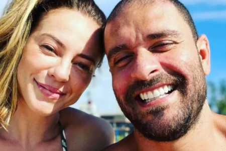 Diogo Nogueira faz desabafo em show, e público vê indireta para Paolla Oliveira Cantor e atriz anunciaram o término na semana passada