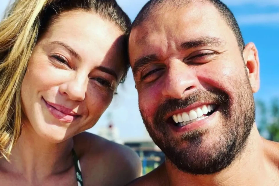 Diogo Nogueira faz desabafo em show, e público vê indireta para Paolla Oliveira Cantor e atriz anunciaram o término na semana passada
