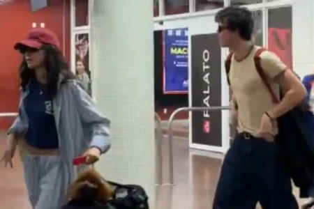 Shawn Mendes e Bruna Marquezine desembarcam juntos em Maceió