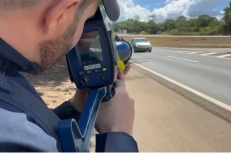 Imagem mostra agente da PRF durante operação do Natal