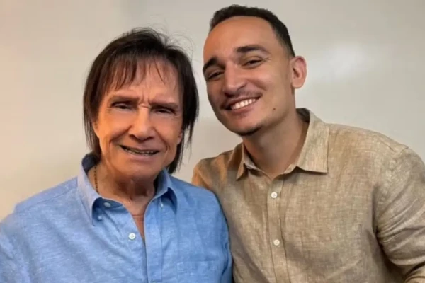 João Gomes se pronuncia após climão com Roberto Carlos em especial Especial 'Roberto Carlos – Noite Feliz' foi gravado em Gramado (RS)