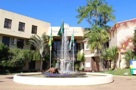 Imagem mostra fachada da Câmara Municipal de Goiânia