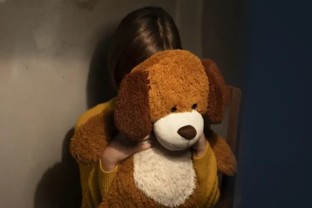 Juiz condena pai que arrastou filha à força da saída da escola, em Goiânia, à detenção