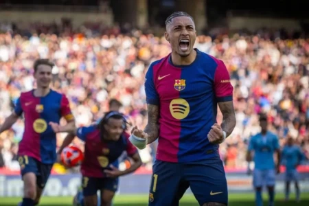 Raphinha comemora gol pelo Barcelona