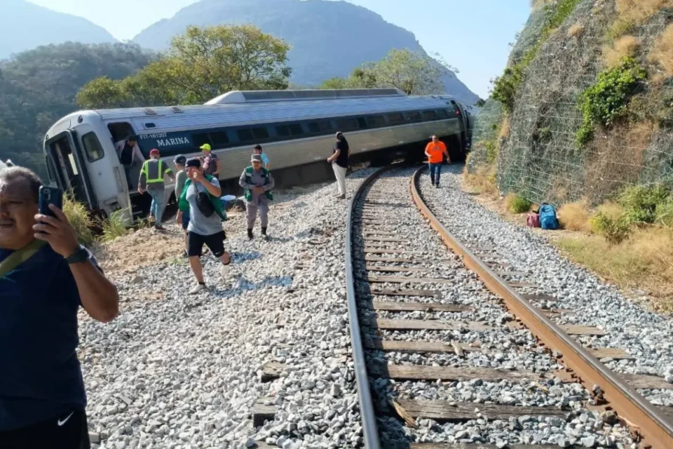 Descarrilamento de trem deixa 13 mortos e 98 feridos no México (Foto: redes sociais)