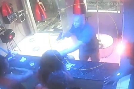 Policial é preso por assaltar clientes e funcionários de bordel no Rio de Janeiro Cabo foi preso pela Corregedoria da PM dias após o crime