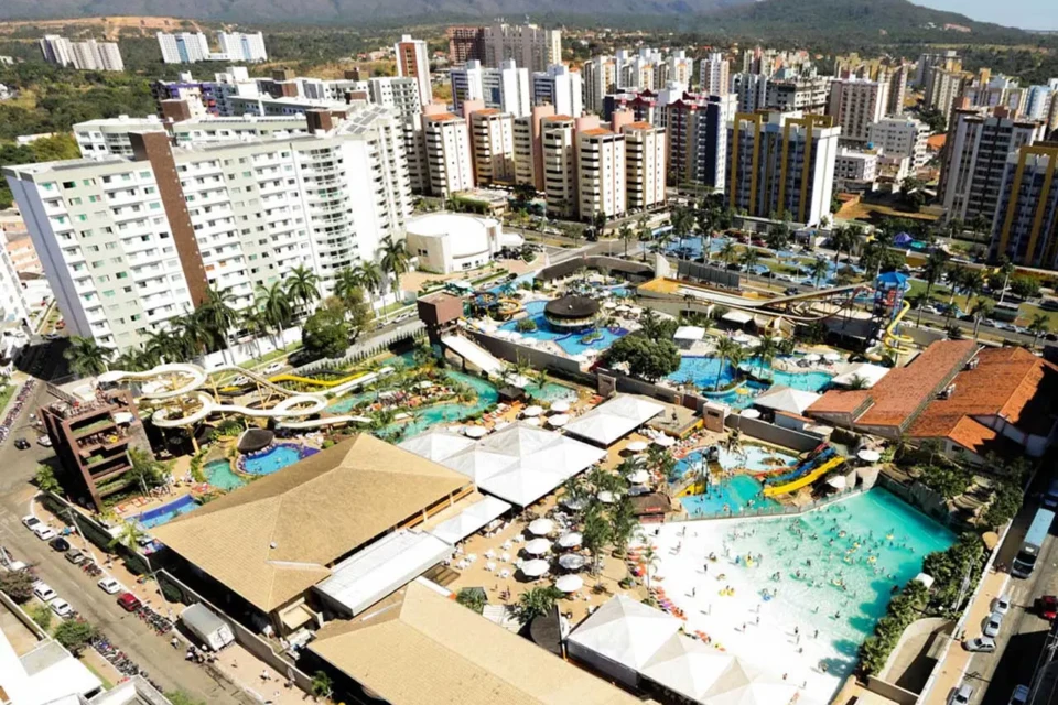 Caldas Novas deve receber até 400 mil turistas no período de Réveillon e alta temporada