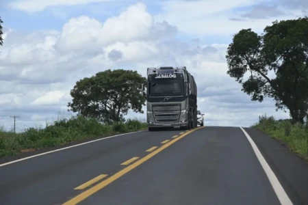 Imagem mostra veículos transitando por rodovia de Goiás