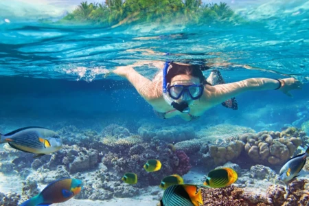 Verão: veja como retirar a água do ouvido após nadar