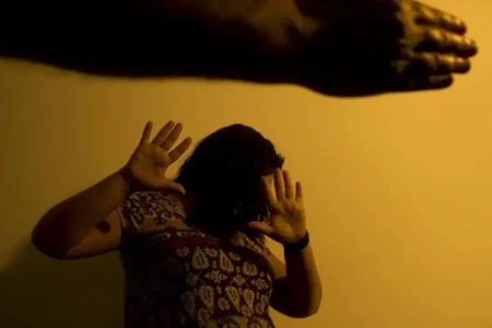 Imagem ilustrativa mostra mulher vítima de violência doméstica