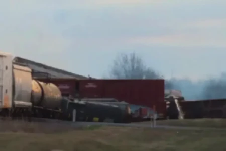 Acidente com trem causa vazamento de líquido tóxico e altamente inflamável nos EUA (Foto: Reprodução)