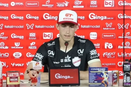 Goleiro Airton em sua chegada ao Vila Nova