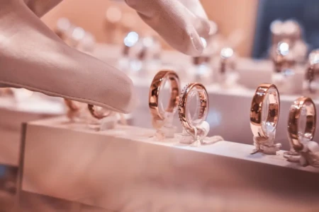 Adolescente é apreendido suspeito de furtar mais de 2 mil peças de joias em shopping de Rio Verde