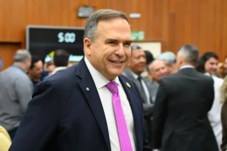 Imagem mostra prefeito de Goiânia, Sandro Mabel (União Brasil), durante visita à Câmara Municipal