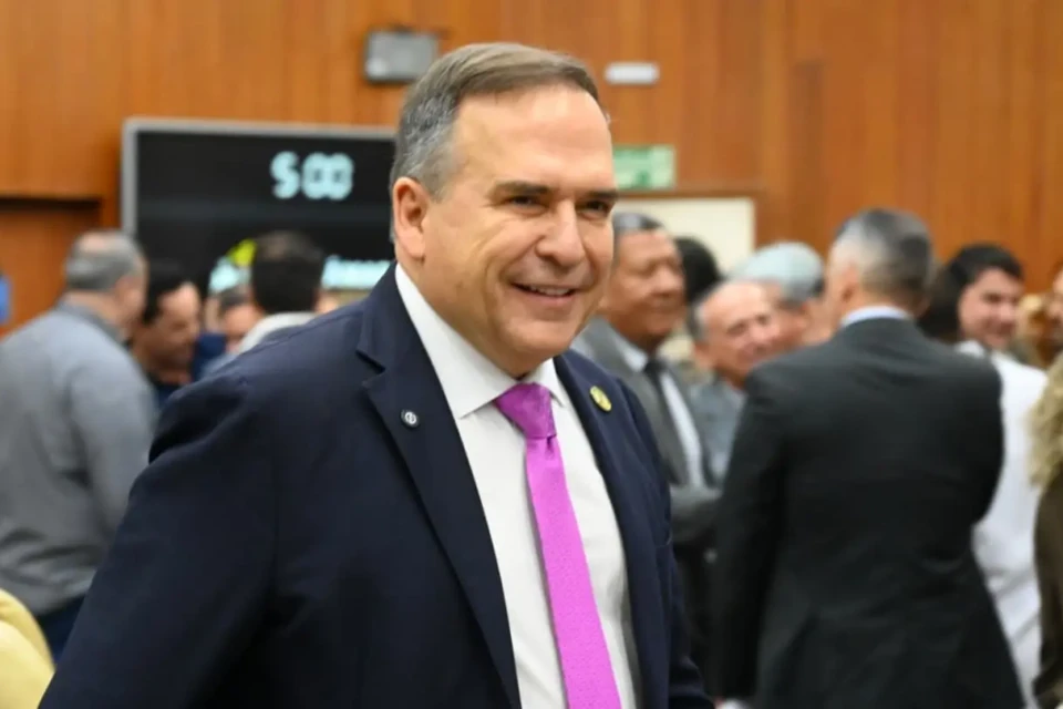 Imagem mostra prefeito de Goiânia, Sandro Mabel (União Brasil), durante visita à Câmara Municipal