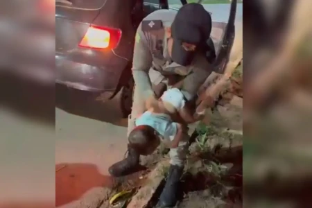 policia x bebe x engasgado