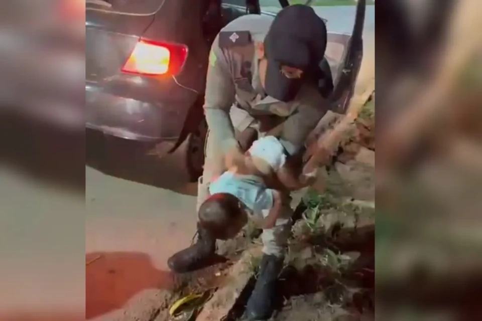 policia x bebe x engasgado