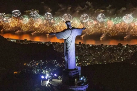 Réveillon em Copacabana: onde assistir aos shows e a queima de fogos pela TV
