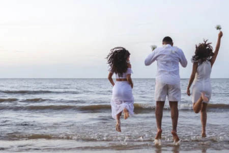 Usar branco e pular sete ondas: superstições de Ano Novo têm explicações curiosas