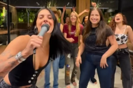 Solteira, Ana Castela curte noite com amigas: 'Vou pegar todo mundo'