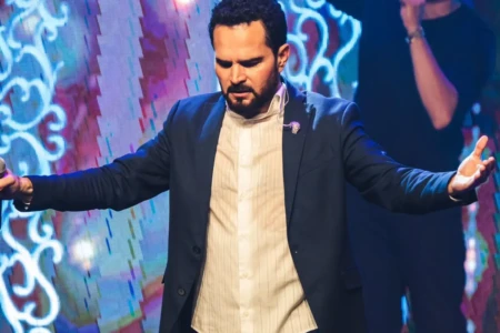 Em carreira gospel, Luciano Camargo conta que não cobra para louvar: 'Minha missão' Cantor será uma das atrações de evento evangélico