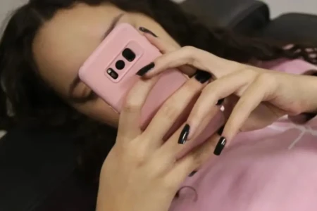 Governo francês quer proibir redes sociais para menores de 15 anos