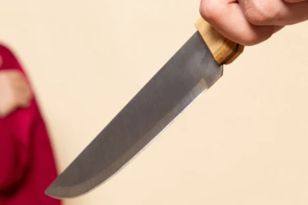 Homem em surto psicótico faz filhos reféns sob ameaça de faca em Aparecida