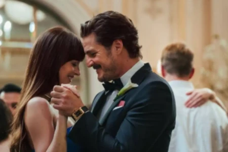 Pedro Pascal e Dakota Johnson em 'Amores Materialistas', dirigido por Celine Song (Foto: Divulgação)