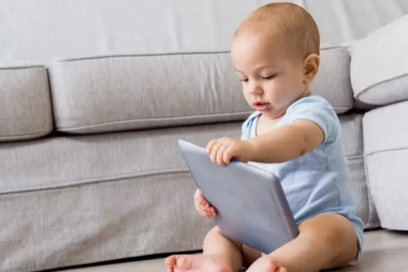Estudo relaciona exposição de bebês a telas a alterações cerebrais e maior ansiedade na adolescência Uso de dispositivos antes dos 2 anos