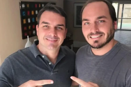 Flávio e Carlos atacam Moraes após manter Bolsonaro preso na PF Filhos do ex-presidente dizem que ministro pratica tortura