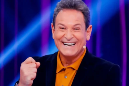 Golpista finge ser Luís Ricardo, do SBT, e leva R$ 20 mil de aposentado rosto na tela feito por inteligência artificial igual do apresentador