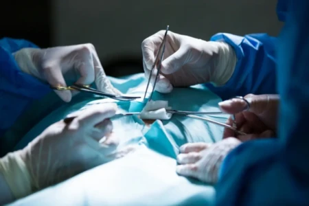 Médicos enxertam orelha em pé de paciente na China veja foto submetida a procedimento inédito após ter o órgão auditivo decepado no trabalho