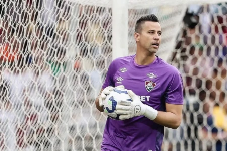 Fluminense renova com Fábio por mais duas temporadas