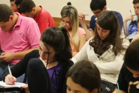 Imagem mostra pessoas submetidas à aplicação de prova teórica