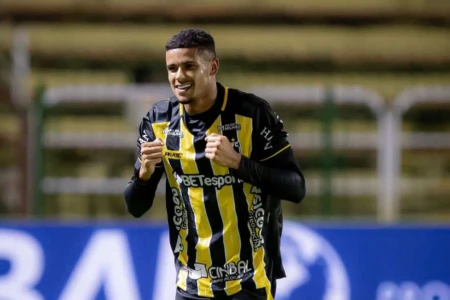 Atlético Goianiense acerta com Vitinho e amplia lista de reforços para 2026