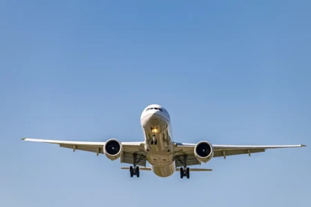 Justiça em Goiânia determina reembolso de passagens aéreas após idoso sofrer acidente antes de viagem