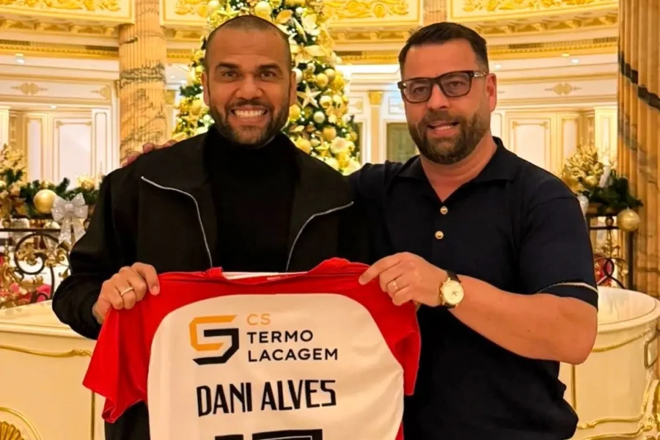 Daniel Alves recebe a camisa do São João de Ver, de Portugal