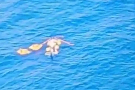 Helicóptero faz pouso forçado no mar do Rio de Janeiro (Foto: Reprodução)