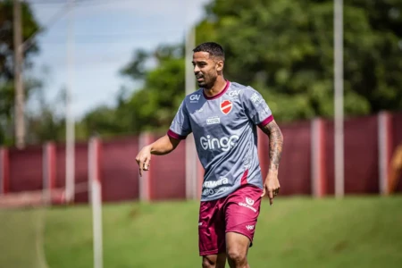 Delatorre em treino pelo Vila Nova