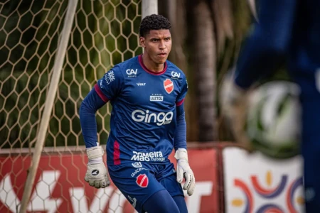 Goleiro Halls em treino pelo Vila Nova