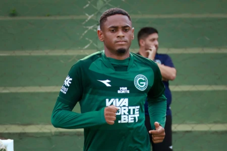 Jajá, atacante do Goiás